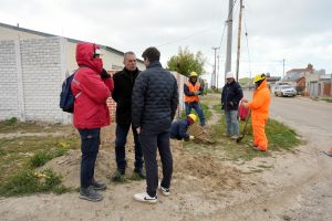 Daniel Álvarez acompañó el inicio de obra de césped sintético en el Club Deseado Juniors