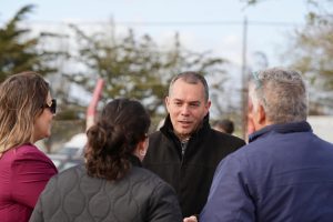 Daniel Álvarez acompañó el inicio de obra de césped sintético en el Club Deseado Juniors