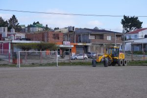 Daniel Álvarez acompañó el inicio de obra de césped sintético en el Club Deseado Juniors