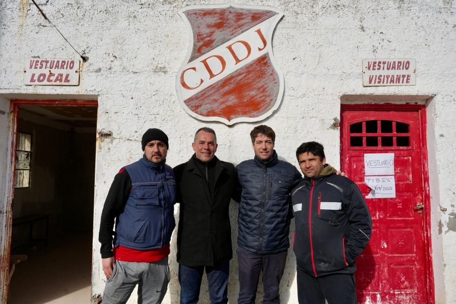 Daniel Álvarez acompañó el inicio de obra de césped sintético en el Club Deseado Juniors