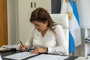 Se firmó un nuevo convenio por el servicio integral de limpieza en establecimientos educativos de Caleta Olivia