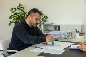 Se firmó un nuevo convenio por el servicio integral de limpieza en establecimientos educativos de Caleta Olivia