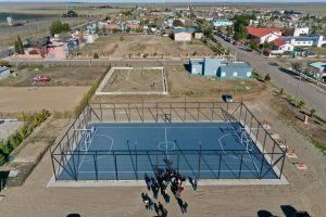 El Gobierno Provincial inauguró playones deportivos y entregó aportes a instituciones educativas en Jaramillo y Fitz Roy