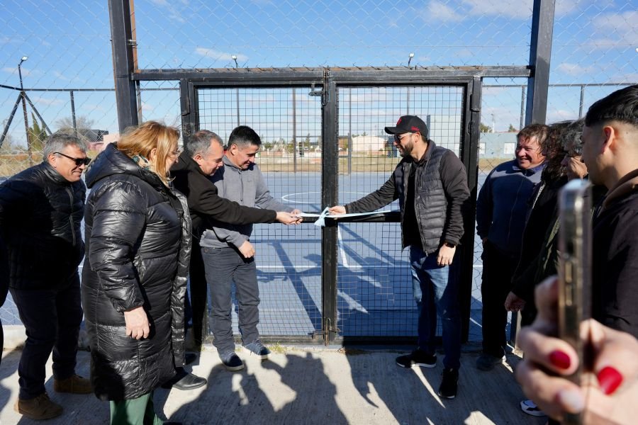 El Gobierno Provincial inauguró playones deportivos y entregó aportes a instituciones educativas en Jaramillo y Fitz Roy