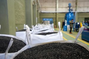 Autoridades del Gobierno Provincial encabezaron la presentación del inicio de ventas de productos de caucho reciclado