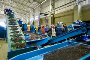 Autoridades del Gobierno Provincial encabezaron la presentación del inicio de ventas de productos de caucho reciclado