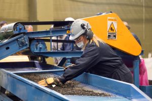 Autoridades del Gobierno Provincial encabezaron la presentación del inicio de ventas de productos de caucho reciclado