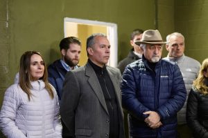 Autoridades del Gobierno Provincial encabezaron la presentación del inicio de ventas de productos de caucho reciclado