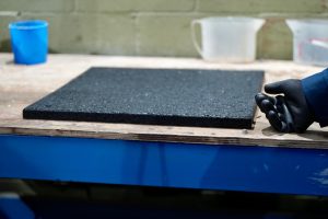 Autoridades del Gobierno Provincial encabezaron la presentación del inicio de ventas de productos de caucho reciclado