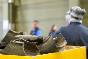 Autoridades del Gobierno Provincial encabezaron la presentación del inicio de ventas de productos de caucho reciclado