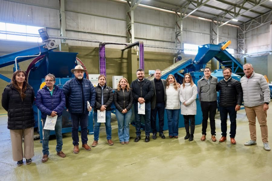 Autoridades del Gobierno Provincial encabezaron la presentación del inicio de ventas de productos de caucho reciclado