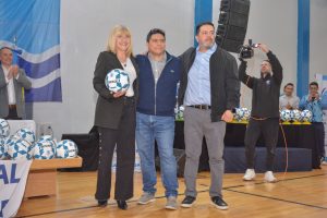 Vidal entregó aportes económicos y canchas de césped sintético a instituciones deportivas de Santa Cruz