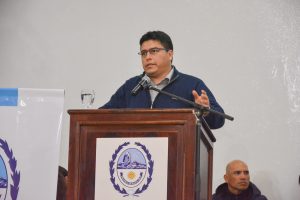 Vidal entregó aportes económicos y canchas de césped sintético a instituciones deportivas de Santa Cruz