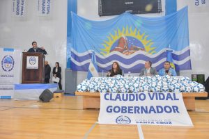Vidal entregó aportes económicos y canchas de césped sintético a instituciones deportivas de Santa Cruz