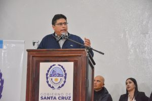 Vidal entregó aportes económicos y canchas de césped sintético a instituciones deportivas de Santa Cruz