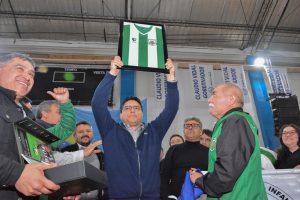 Vidal entregó aportes económicos y canchas de césped sintético a instituciones deportivas de Santa Cruz