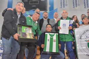 Vidal entregó aportes económicos y canchas de césped sintético a instituciones deportivas de Santa Cruz