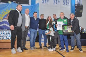 Vidal entregó aportes económicos y canchas de césped sintético a instituciones deportivas de Santa Cruz