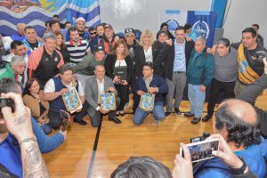 Vidal entregó aportes económicos y canchas de césped sintético a instituciones deportivas de Santa Cruz