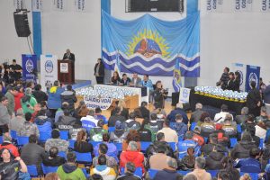 Vidal entregó aportes económicos y canchas de césped sintético a instituciones deportivas de Santa Cruz