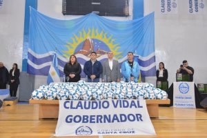 Vidal entregó aportes económicos y canchas de césped sintético a instituciones deportivas de Santa Cruz