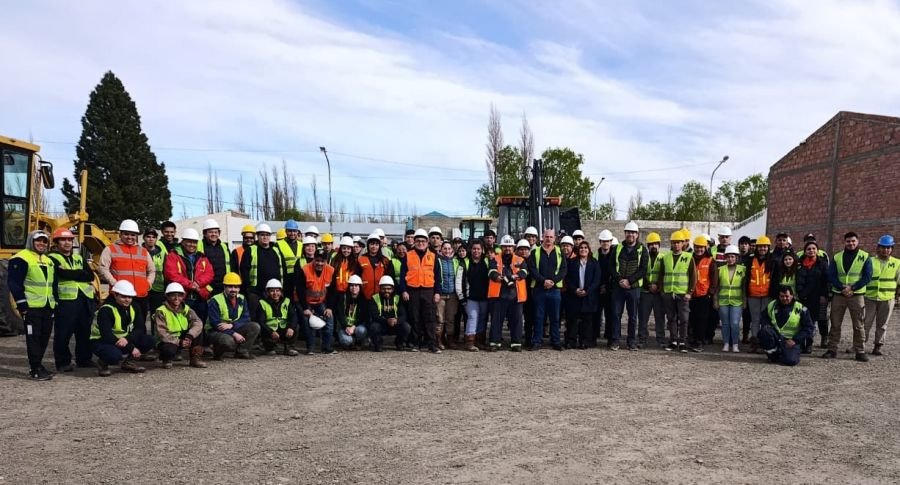 El Gobierno Provincial impulsa la capacitación en maquinaria pesada en Gobernador Gregores