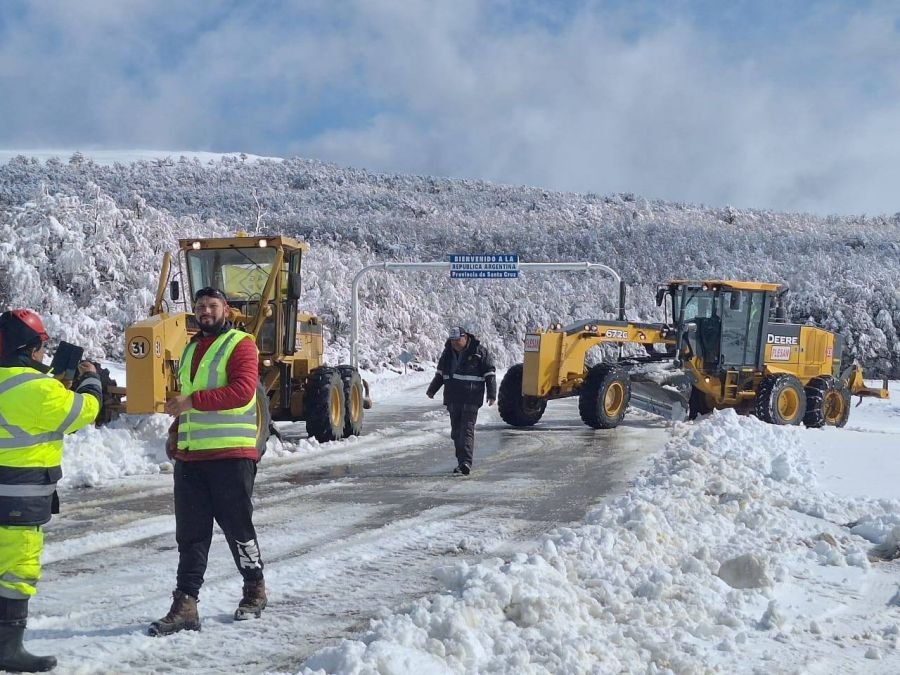 Cuenca Carbonífera: Vialidad Provincial respondió con rapidez ante la nevada y garantizó la circulación