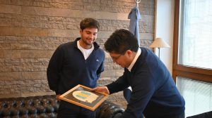 Claudio Vidal recibió a Matías Díaz Hernández, campeón mundial de aguas abiertas con “grandes” proyectos