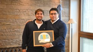 Claudio Vidal recibió a Matías Díaz Hernández, campeón mundial de aguas abiertas con “grandes” proyectos