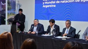 Santa Cruz participó de la presentación de la "Experiencia en la Winter Swimming World Cup 2025"