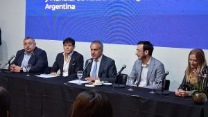 Santa Cruz participó de la presentación de la "Experiencia en la Winter Swimming World Cup 2025"