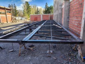Avance en Los Antiguos: Entra en una nueva fase la construcción del gimnasio de la Escuela N° 15