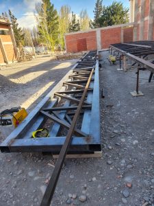Avance en Los Antiguos: Entra en una nueva fase la construcción del gimnasio de la Escuela N° 15
