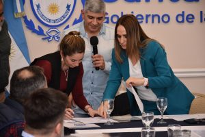 El Gobierno de Santa Cruz firmó el protocolo ambiental de la travesía “Arco de Piedra 2025”