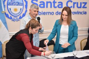 El Gobierno de Santa Cruz firmó el protocolo ambiental de la travesía “Arco de Piedra 2025”