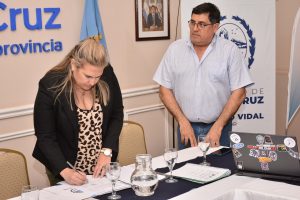 El Gobierno de Santa Cruz firmó el protocolo ambiental de la travesía “Arco de Piedra 2025”