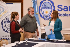 El Gobierno de Santa Cruz firmó el protocolo ambiental de la travesía “Arco de Piedra 2025”