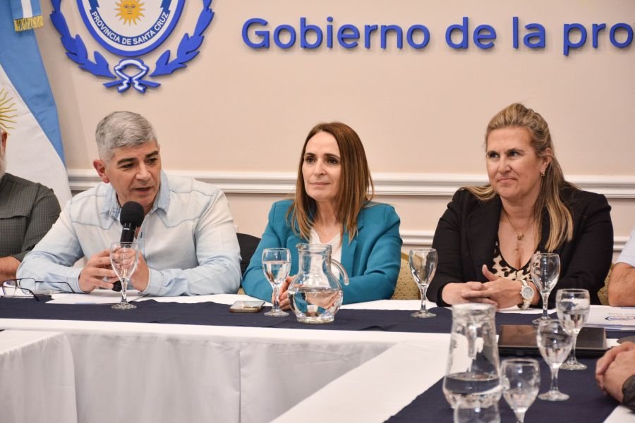 El Gobierno de Santa Cruz firmó el protocolo ambiental de la travesía “Arco de Piedra 2025”