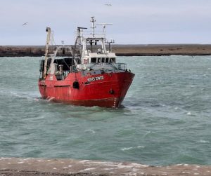 El buque Viernes Santo volvió a operar en Puerto Deseado