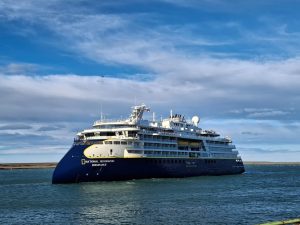 Puerto Deseado recibió al buque crucero National Geographic Endurance