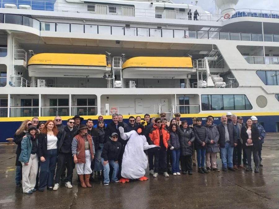 Puerto Deseado recibió al buque crucero National Geographic Endurance