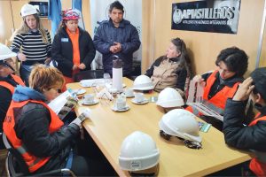 Estudiantes de Biología Marina realizan pasantías en el Puerto Caleta Paula