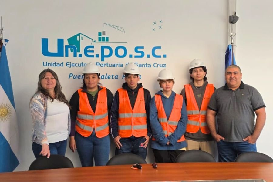 Estudiantes de Biología Marina realizan pasantías en el Puerto Caleta Paula