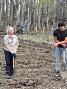 Próximos egresados de la Escuela Agropecuaria Provincial N°1 plantaron un monte frutal como legado educativo