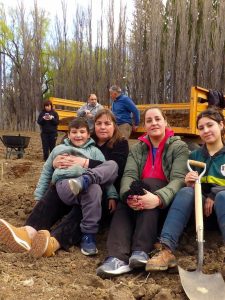 Próximos egresados de la Escuela Agropecuaria Provincial N°1 plantaron un monte frutal como legado educativo
