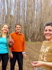 Próximos egresados de la Escuela Agropecuaria Provincial N°1 plantaron un monte frutal como legado educativo
