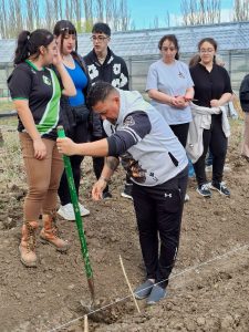 Próximos egresados de la Escuela Agropecuaria Provincial N°1 plantaron un monte frutal como legado educativo