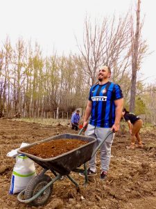 Próximos egresados de la Escuela Agropecuaria Provincial N°1 plantaron un monte frutal como legado educativo