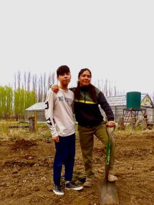 Próximos egresados de la Escuela Agropecuaria Provincial N°1 plantaron un monte frutal como legado educativo