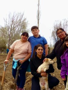 Próximos egresados de la Escuela Agropecuaria Provincial N°1 plantaron un monte frutal como legado educativo